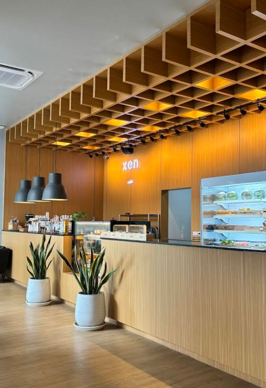 Xen Pool Access・併設カフェもあり