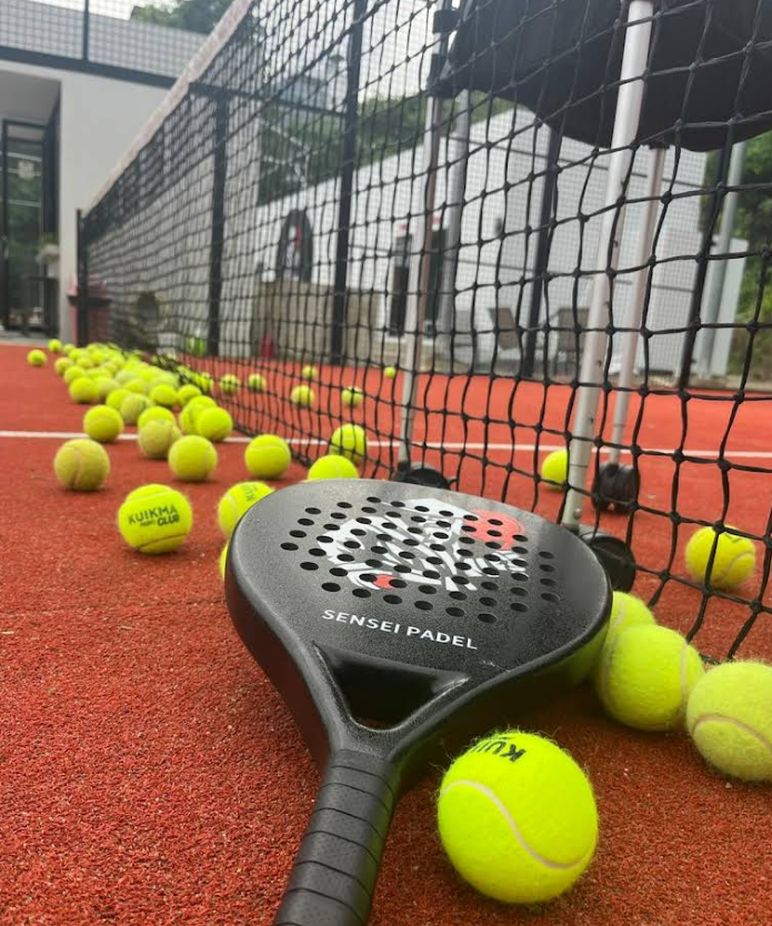 パデルはテニス × スカッシュ を融合させたラケットスポーツ