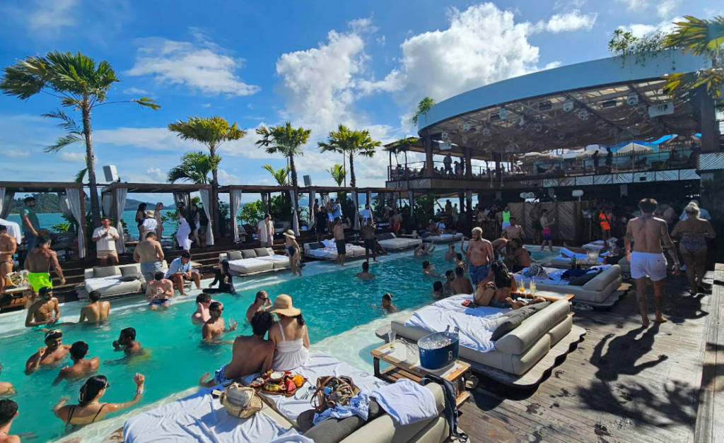 盛り上がるプールクラブYONA BEACH CLUB