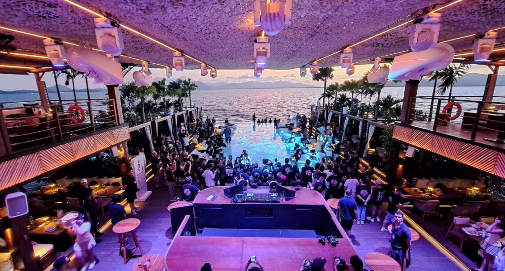 YONA BEACH CLUBプールクラブ