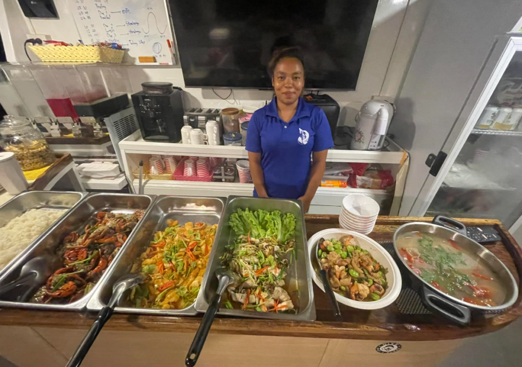 船上では本格的なタイ料理を堪能できます