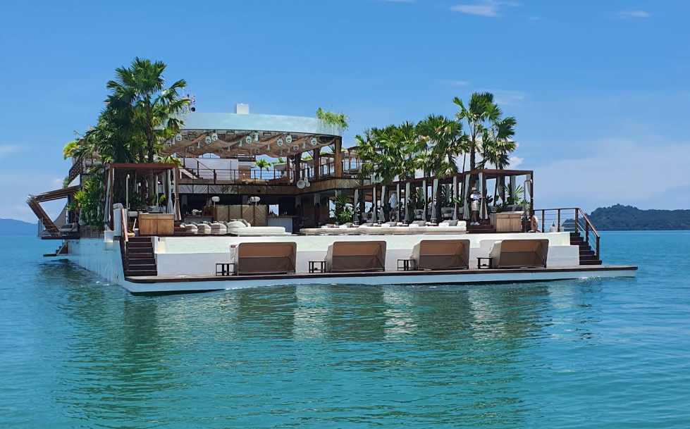 アンダマン海に浮かぶ唯一無二の多層型ビーチクラブ