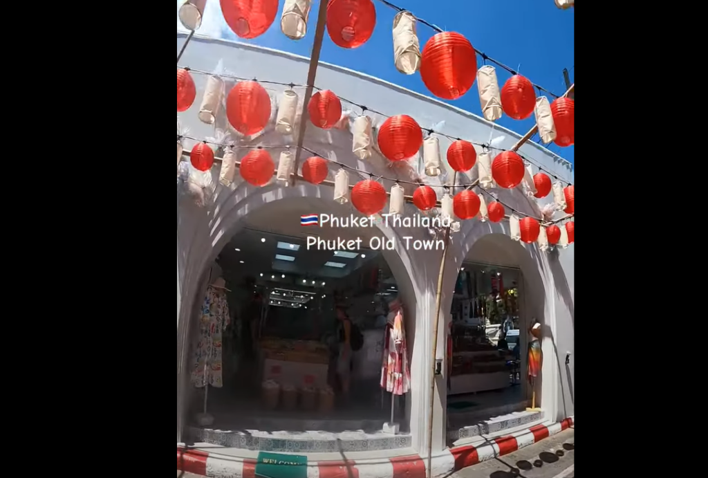 アーチ型回廊や装飾窓が見どころです