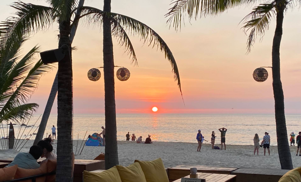 ビーチ側のサンベッドは5000バーツから利用可能