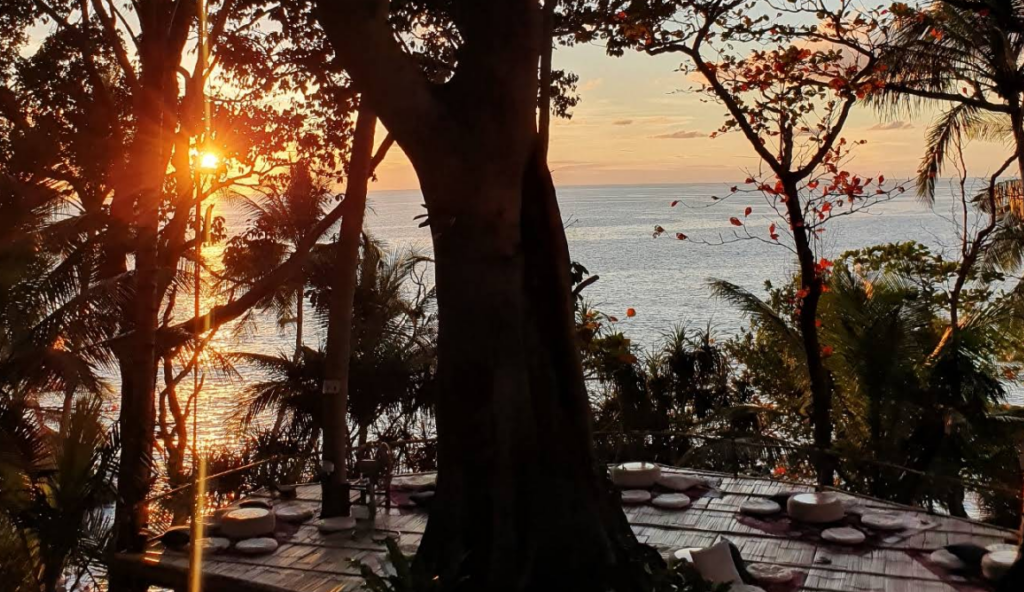 サンセット時ははっきりと見えるの感動的なカフェのワンシーン