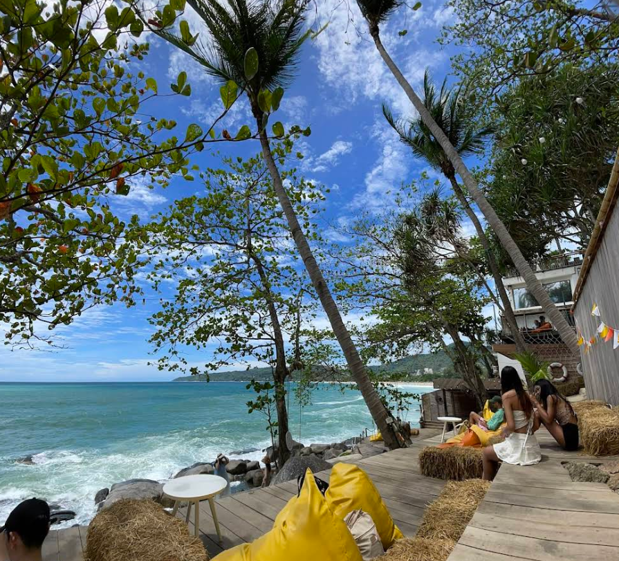 目の前はカロンビーチの海が広がります