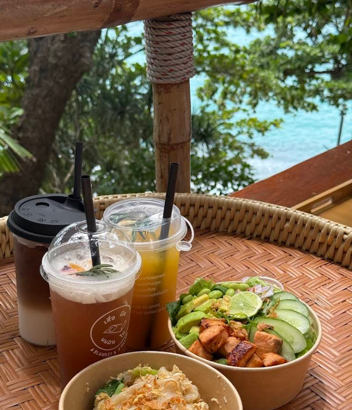 ドリンク+食べ物合計でお一人様400バーツくらいが目安です