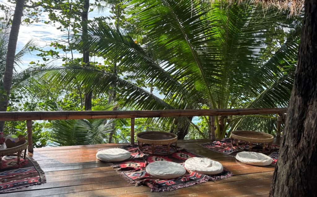 カロンビーチを見渡せるテラス席