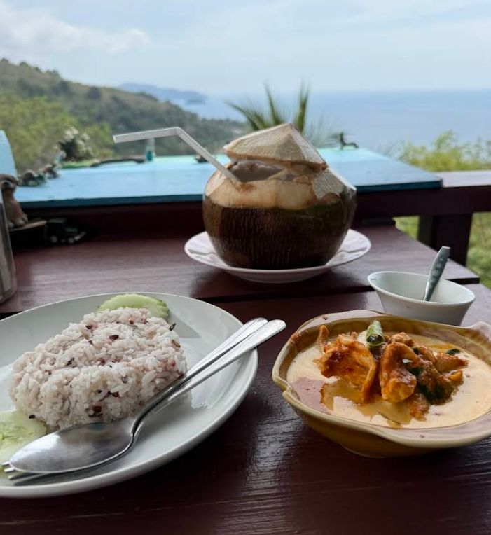カレー+ご飯+ココナッツジュースのコンボセット