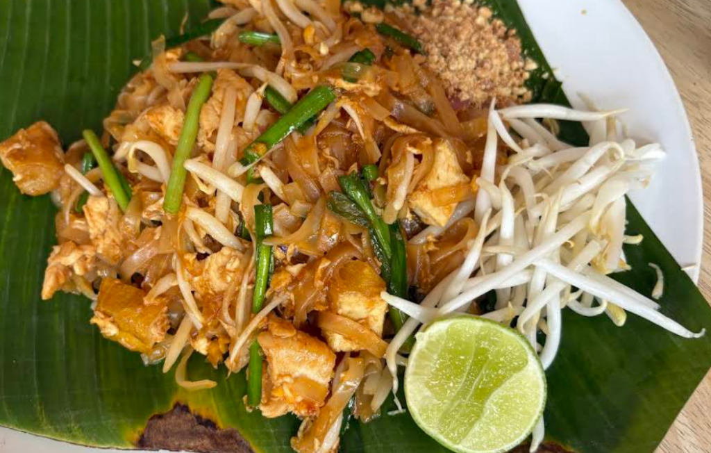 パッタイの具材は野菜のみ、鶏、豚、シーフードの中から選びます