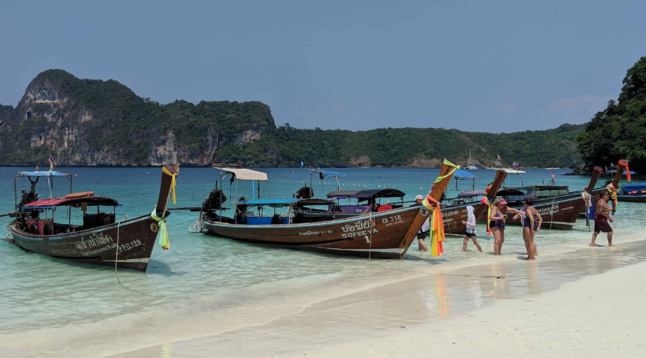 ピピ島名物ローカル船・ロングテール船はチャーターベースでの使用になります