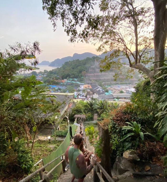 ビューポイントへの道最初は階段が急ですが頑張りましょう