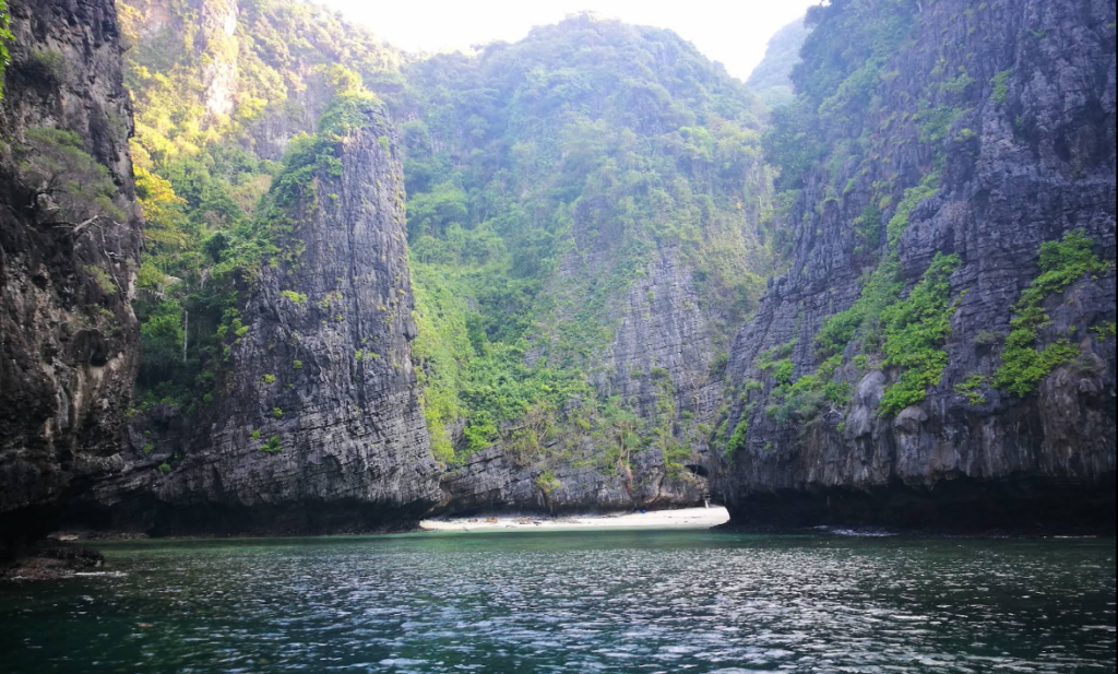 人も少なくのんびりできるビーチもあり、上陸も可能