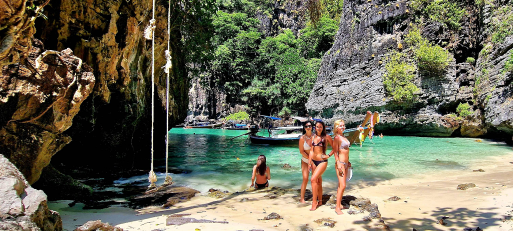 人もすくなくのんびりした雰囲気のビーチです