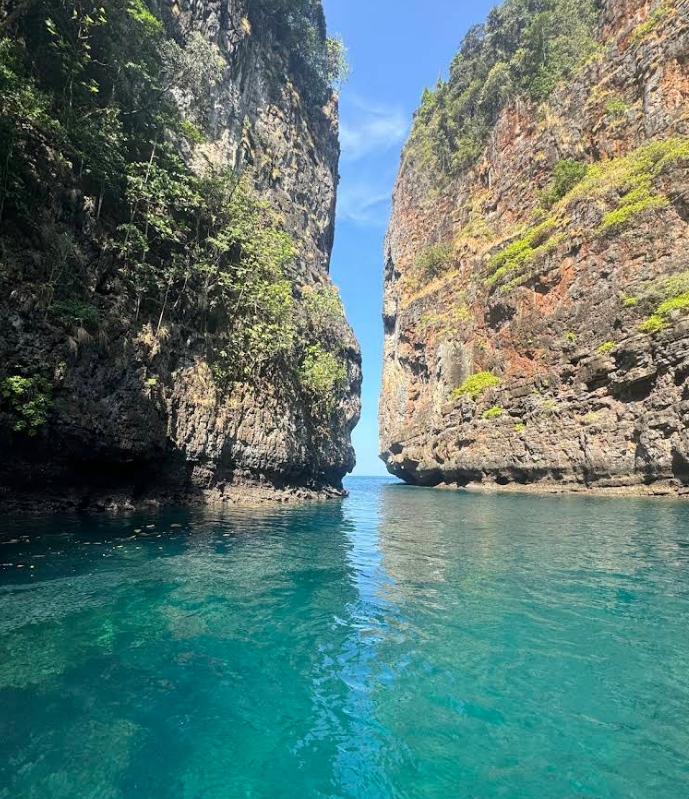 小さいですが入り江になっています、秘密基地のようです