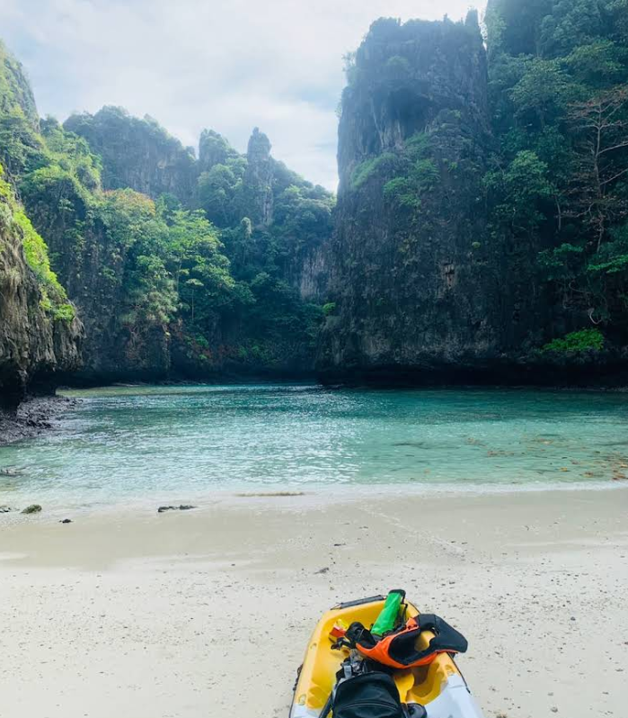 カヤックでローラダムビーチから行けます(約30-45分)かかります