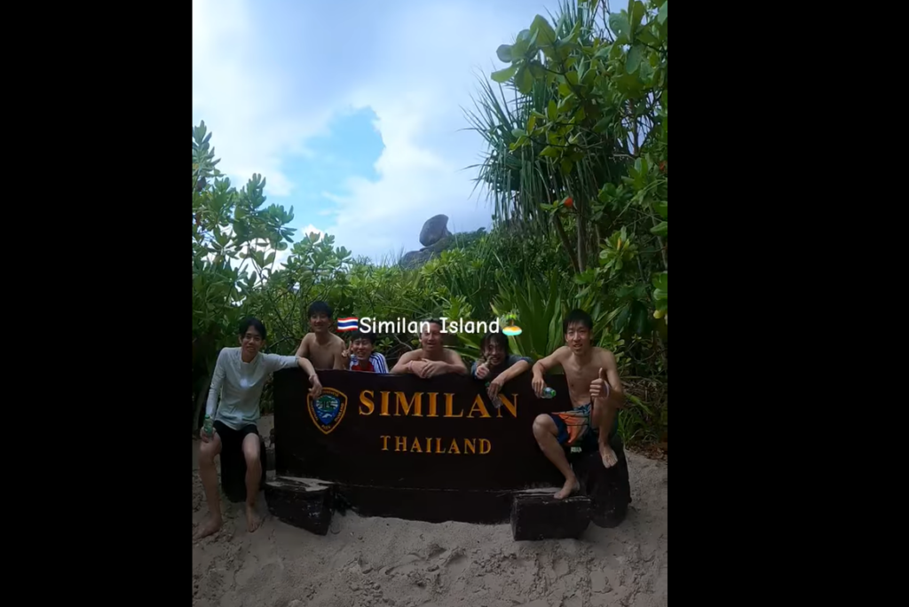 シミラン諸島№8セイルロックをバックに撮影