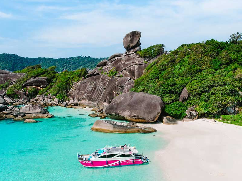 プーケット本島からスピードボートで
約1時間30分