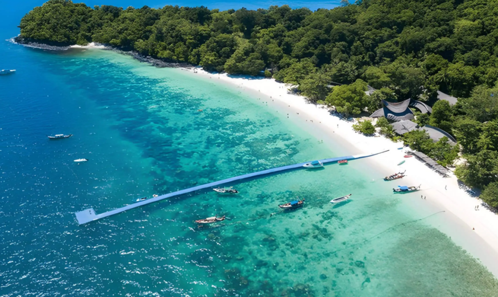 プーケット本島からスピードボートで約15分