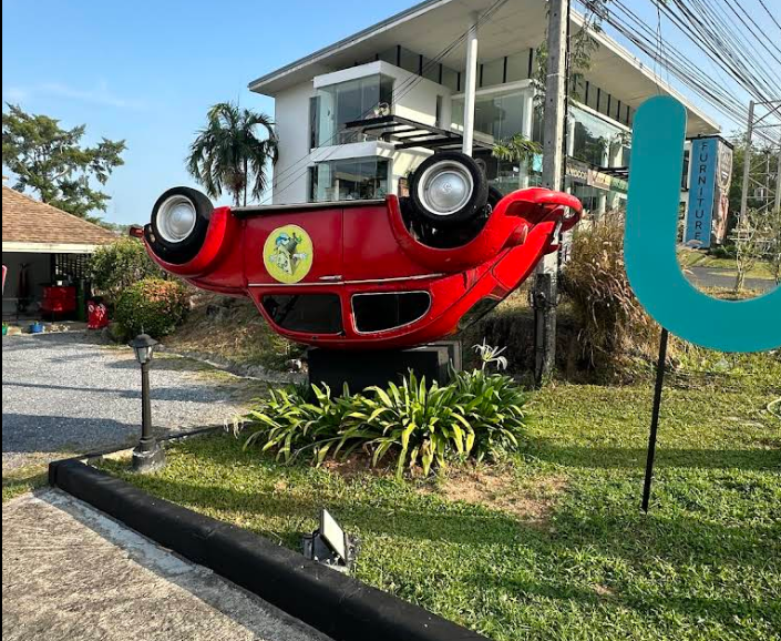 施設の入口には、逆さまの赤いフォルクスワーゲン・ビートル