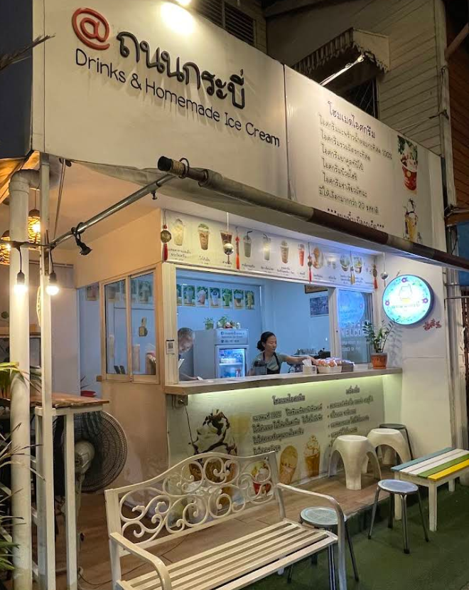 お店前でも食べることもできます