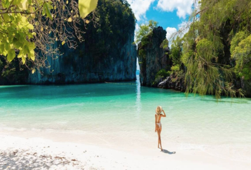 クラビの中でも特に人気なのが ホン島、特別な入り江で独特な景観がすごいです