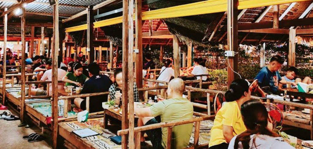 ローカルな雰囲気、店内はカジュアルで、地元客が多いのも特徴です