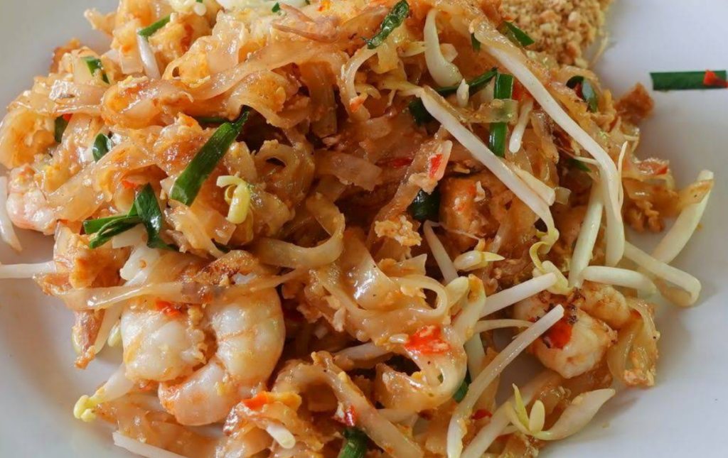 こちらのパッタイは海老入りが有名です