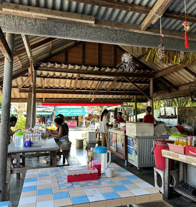 店はとてもシンプルなローカル食堂です