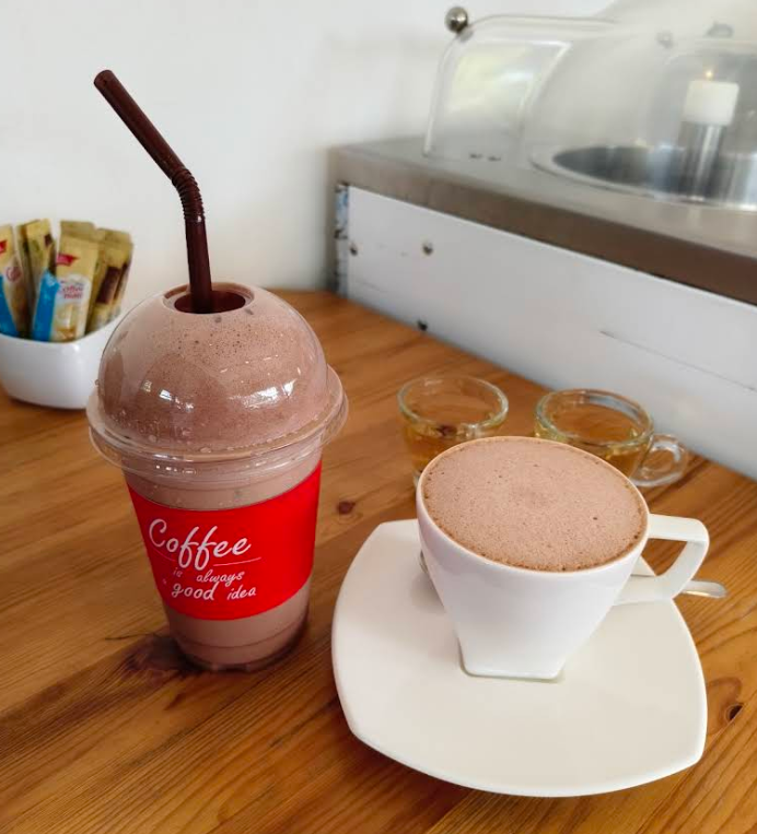 チョコレートドリンク濃厚なカカオを使ったドリンクは、この店の看板メニュー