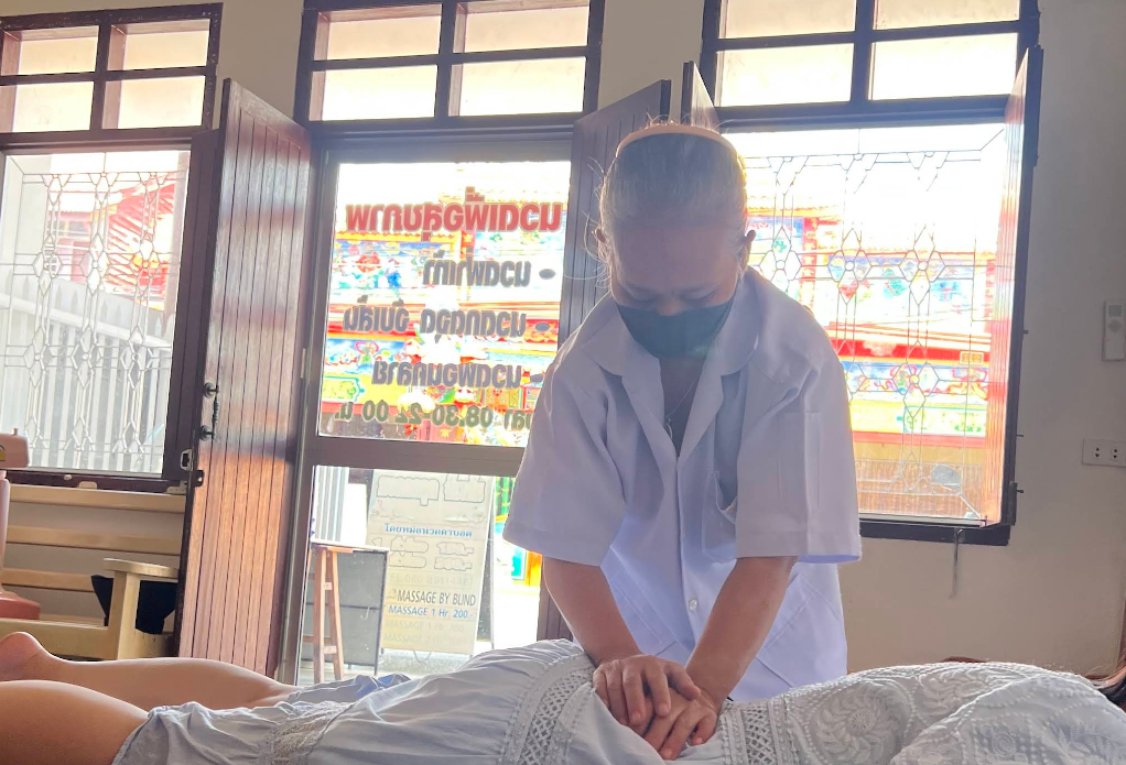 お店の場所は Krabi Road（クラビ通り） にある、盲目のマッサージ師による施術を受けられるお店です