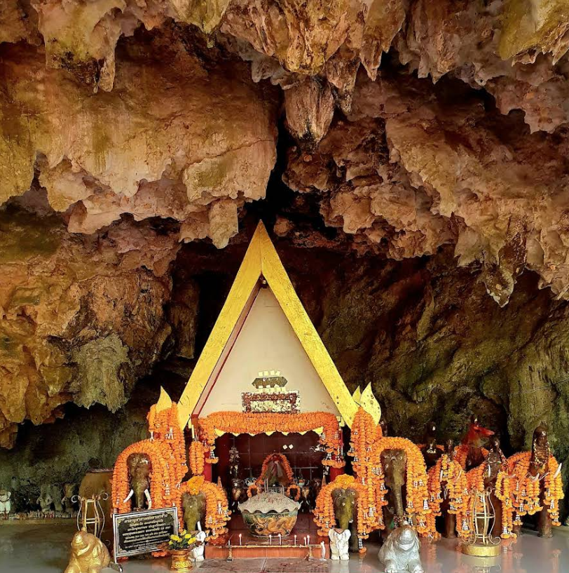 プンチャーン洞窟にはお参りするタイ人もたくさんいます