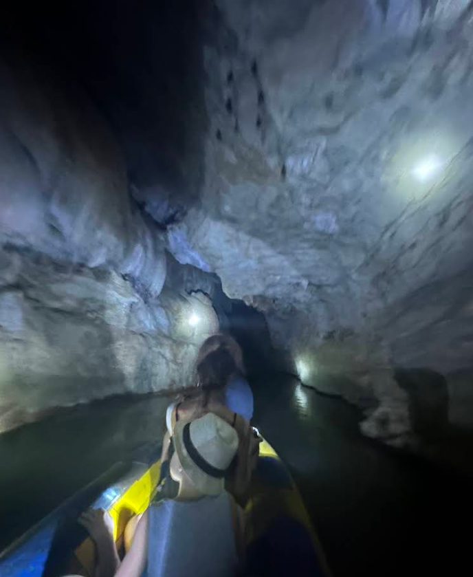 ライトに照らされた水面と岩壁が幻想的