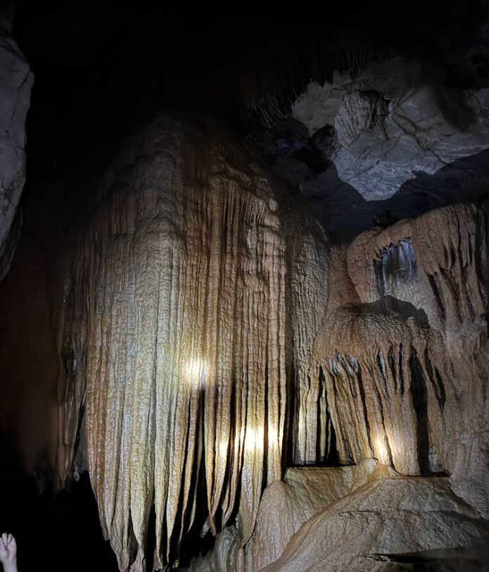 洞窟内には長い年月をかけて形成された鍾乳石