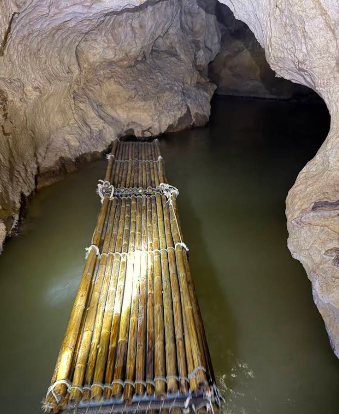 ガイドと洞窟ツアー