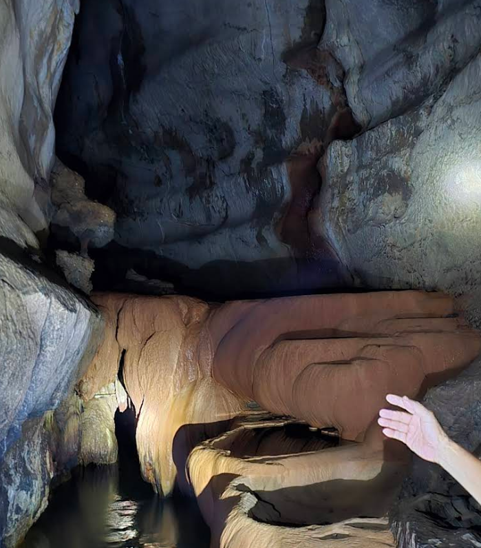 この洞窟の最大の魅力は、普通の洞窟とは違う探検スタイルです