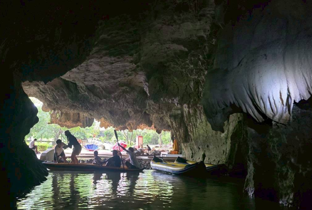 洞窟ツアー開始エリア