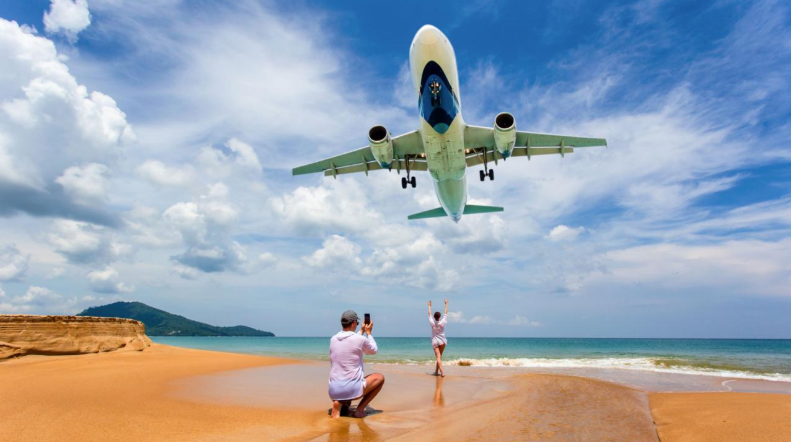 マイカオビーチ最大の魅力は、着陸する飛行機を真下から見られる