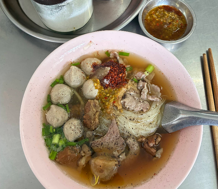 米の麺ヌードル豚や牛肉と具材は選べます