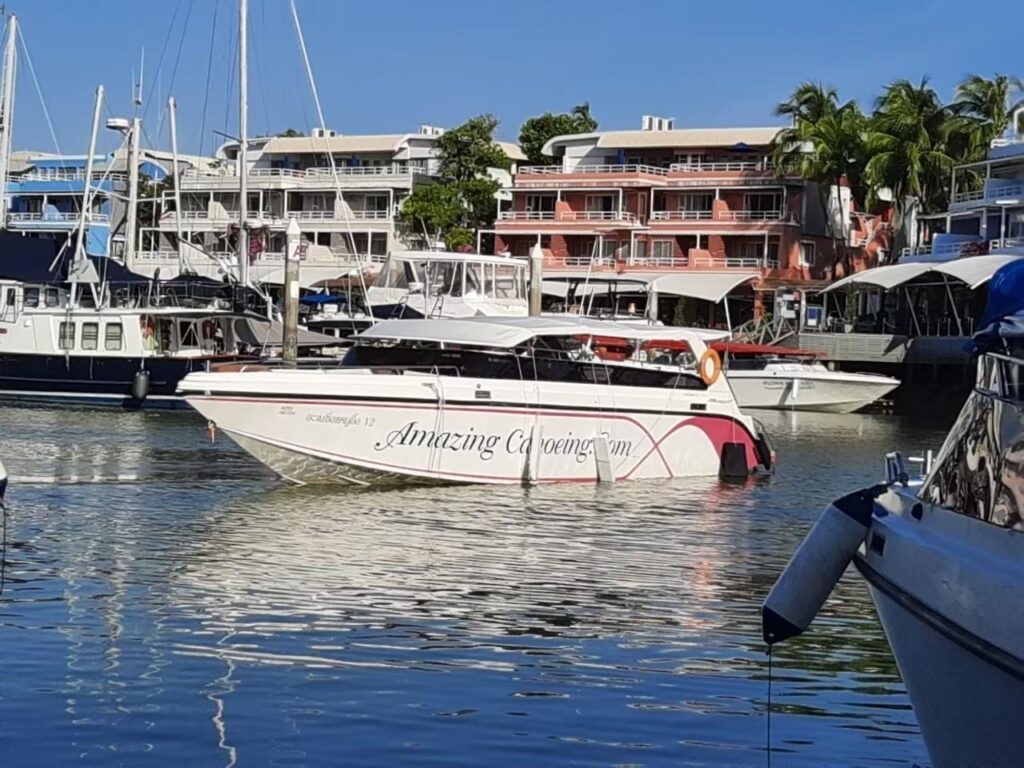 ロイヤルプーケットマリーナよりスピードボートで出発