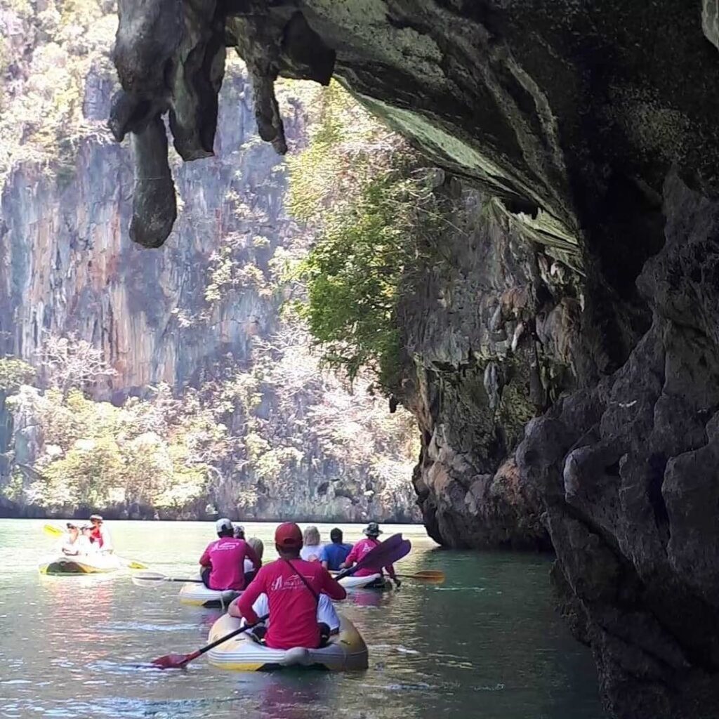 石灰岩の地形を楽しめるカヌーツアーです