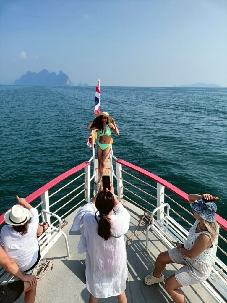 中型船で出発揺れに強いので船酔いのリスクの軽減