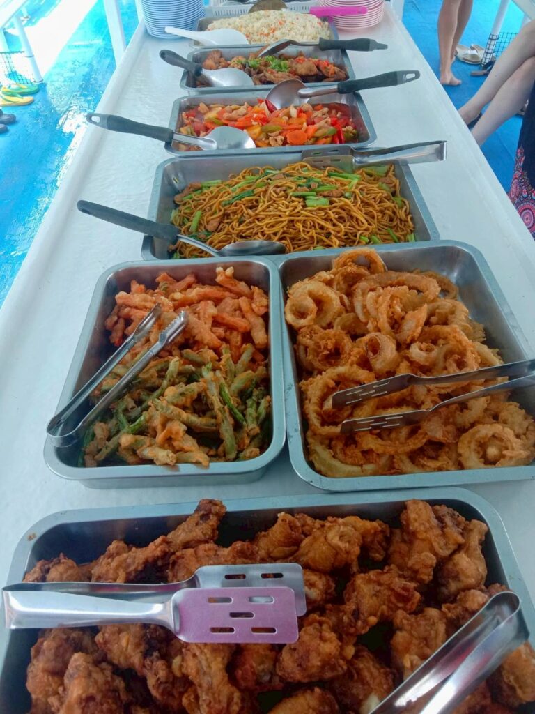 ビュッフェランチです、ベジタリアンもご用意可能です