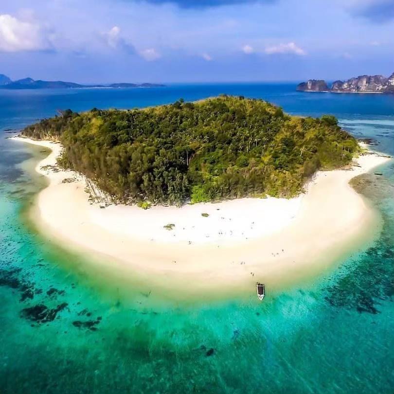 バンブー島。ピピ島よりも人が少なく、より“本物の南国感”を味わえる穴場スポットです。