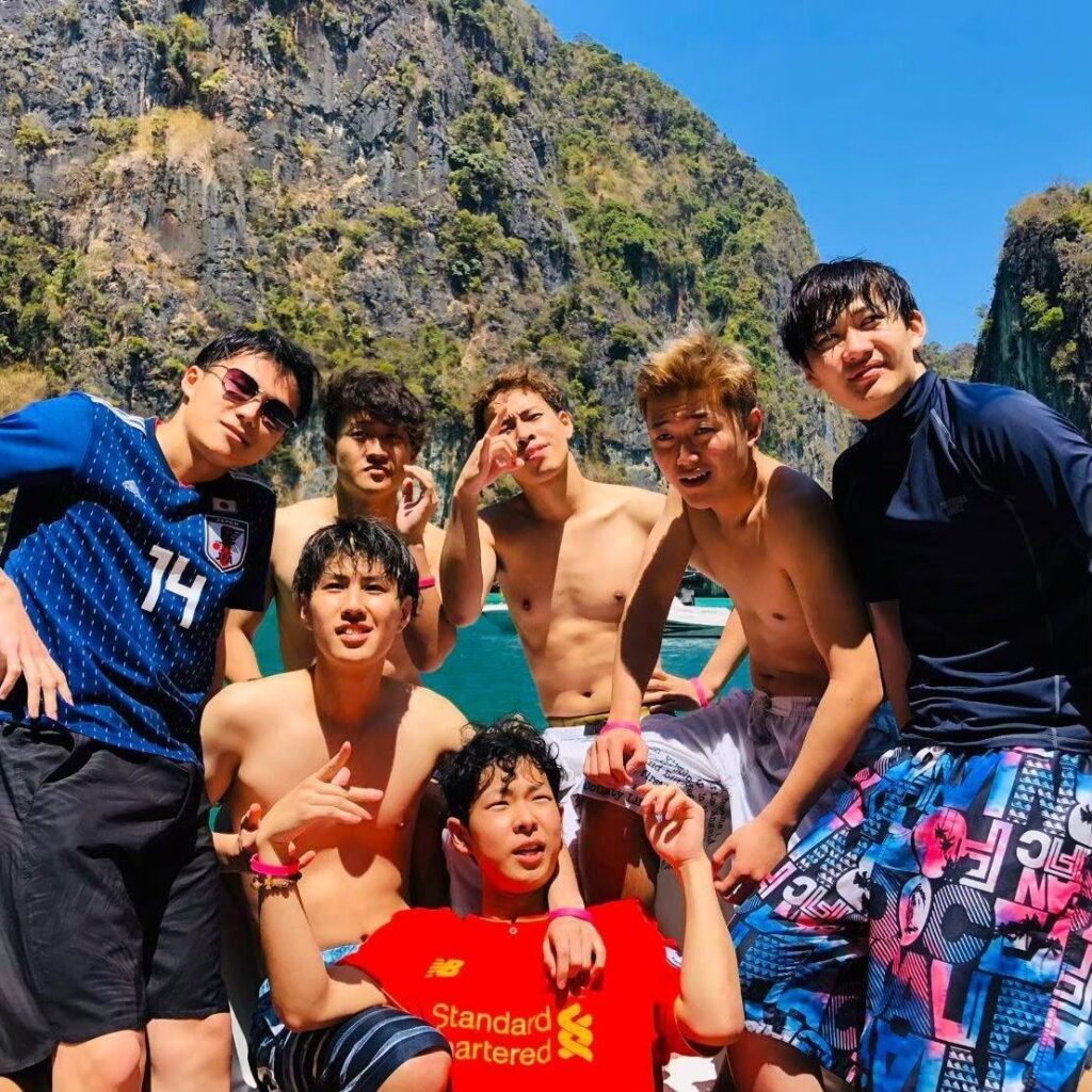 ピピ・レイ島をバックに船上で記念撮影も可能