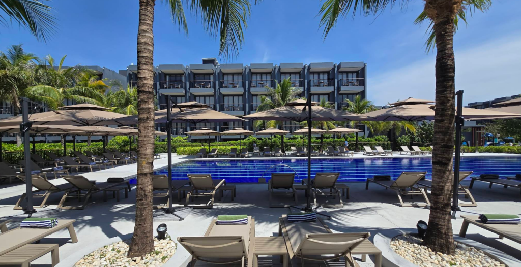 Courtyard by Marriott Phuket Chalong Bay Resortプールサイド