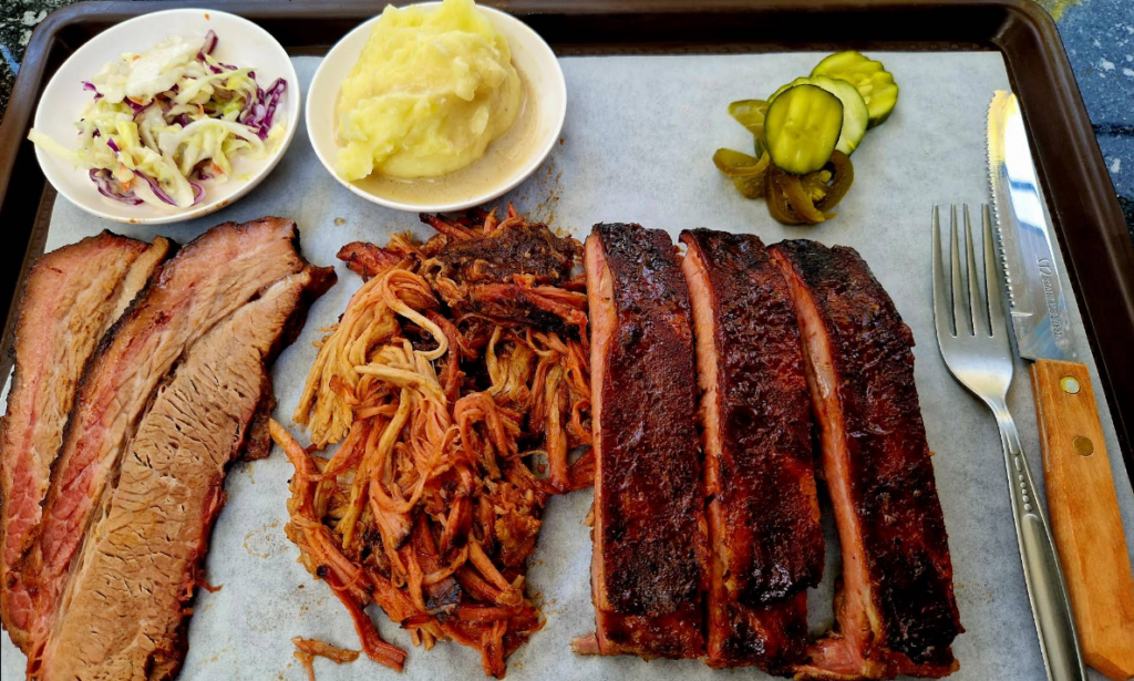 お店の人気メニューブリスケット(牛の燻製)・プルドポーク・スペアリブ