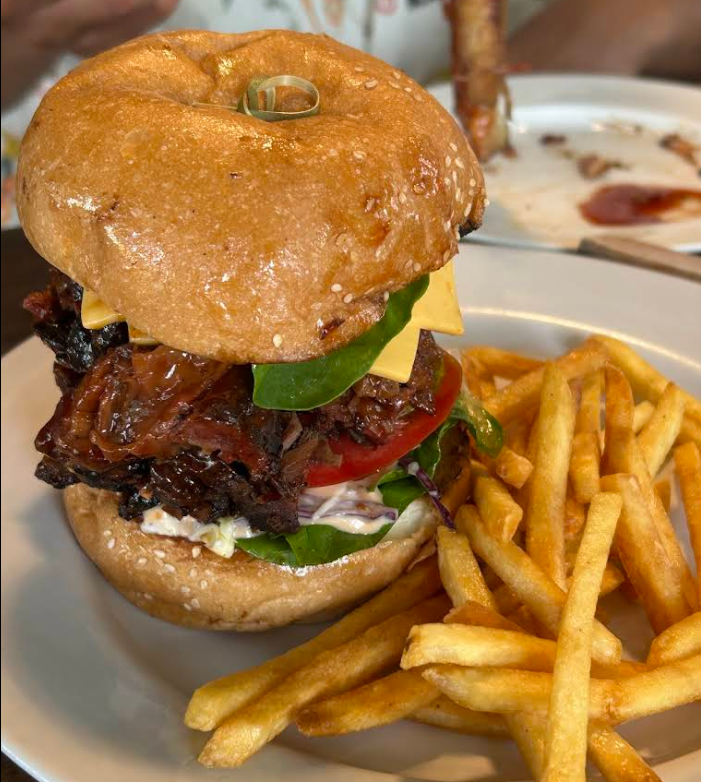 バーガーも人気メニューです