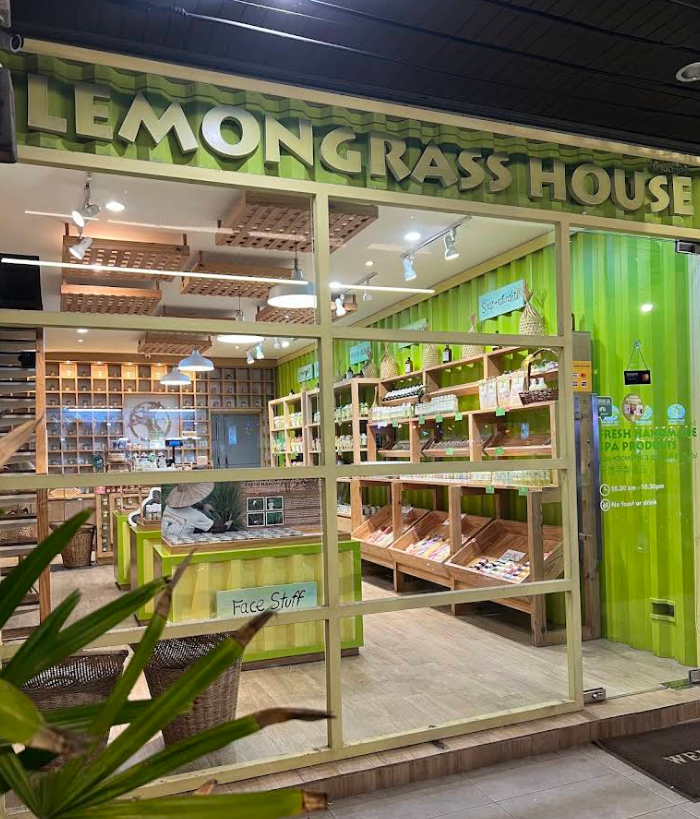 レモングラスハウスカロン店前