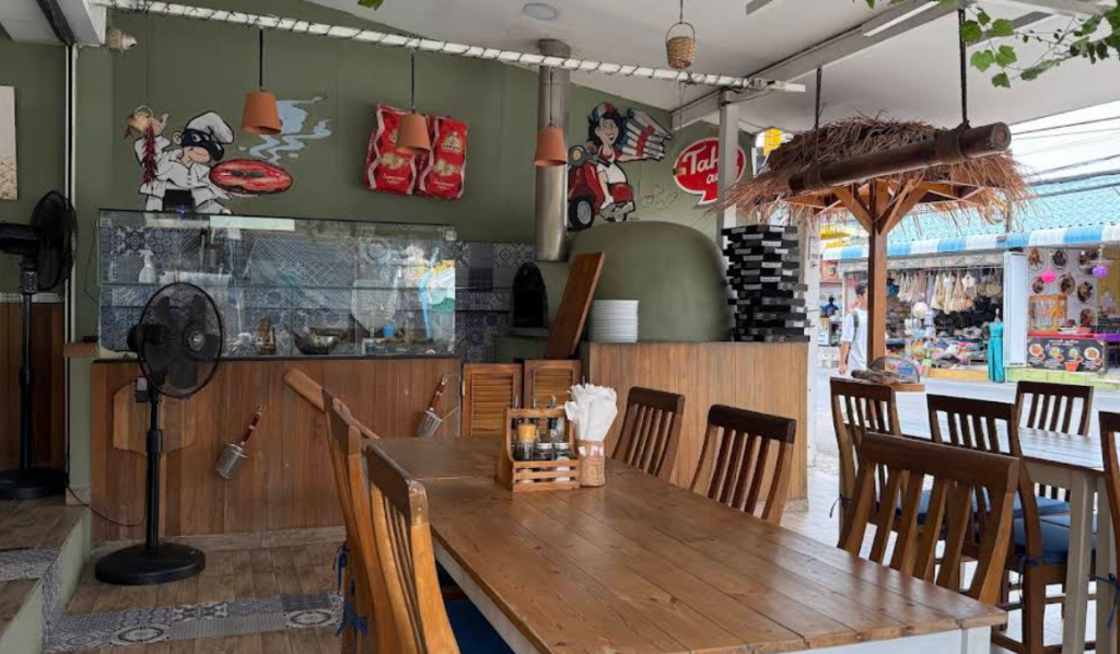 Napoli in Vespa Phuket Pizza-Restaurant店内様子